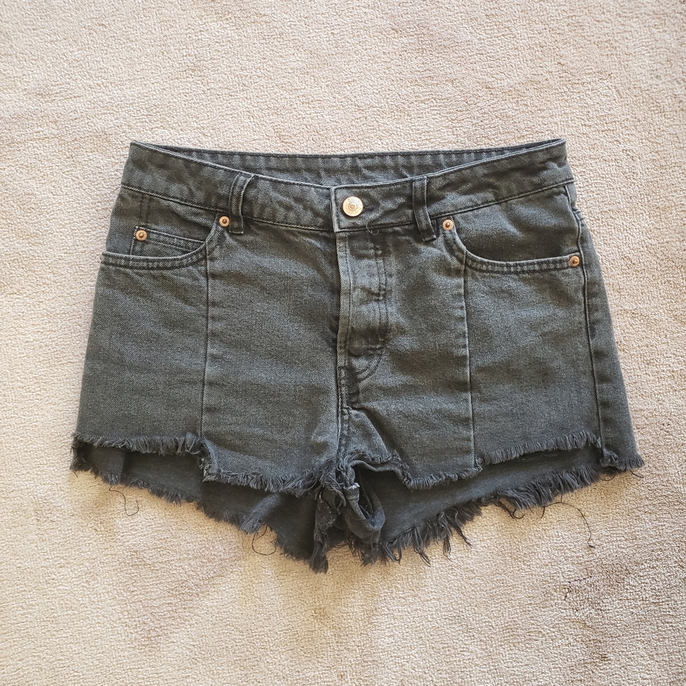 H&M black shorts